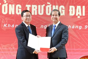 Bộ trưởng Nguyễn Kim Sơn trao quyết định công nhận Hiệu trưởng cho TS Quách Hoài Nam. (Ảnh: Thành Tâm)