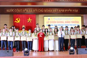 Ban tổ chức trao Bằng khen của Bộ trưởng Bộ GD&ĐT cho các học sinh giỏi quốc gia năm học 2024-2025. (Ảnh: Thành Tâm)