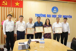 Ban Giám hiệu Trường Đại học Tây Nguyên trao tặng Bằng khen của Bộ trưởng Bộ GD&ĐT cho cán bộ, giảng viên của đơn vị. (Ảnh: NT)