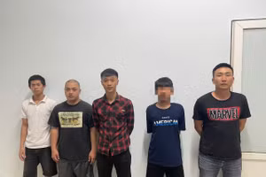 Các nhân viên 2 quán cơm bị bắt giữ sau hỗn chiến. (Ảnh: CA)