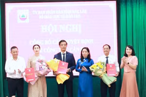 Lãnh đạo Sở GD&ĐT trao quyết định, bổ nhiệm, bổ nhiệm lại hiệu trưởng các trường THPT. (Ảnh: Thành Tâm)