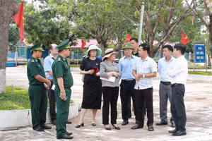 Lãnh đạo Sở GD&ĐT Đắk Lắk khảo sát để đề xuất nâng cấp trường nội trú vùng biên giới đất liền. (Ảnh: Thành Tâm)