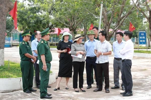 Lãnh đạo xã Ia Lốp cùng lãnh đạo Sở GD&ĐT bàn phương án xây dựng trường nội trú liên cấp. (Ảnh: Thành Tâm)
