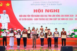 Giám đốc Sở GD&ĐT Phạm Kim Quang trao Bằng khen, phần thưởng cho các học sinh xuất sắc. (Ảnh: GD)