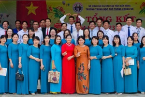 Tập thể cán bộ, giáo viên, nhân viên Trường THPT Krông Nô.