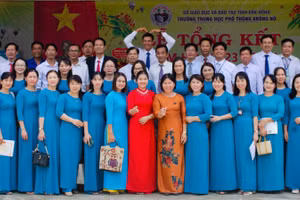 Tập thể cán bộ, giáo viên, nhân viên Trường THPT Krông Nô.