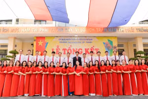 Tập thể cán bộ, giáo viên, nhân viên Trường THCS Nguyễn Tất Thành, xã Quảng Phú.