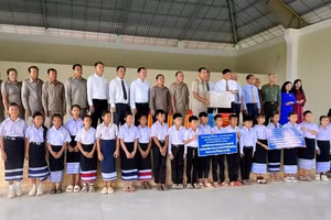 Hội Hữu nghị Việt Nam - Lào tỉnh Lâm Đồng tặng quà cho học sinh nghèo vượt khó tại Lào. (Ảnh: CTV)