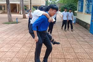 Thí sinh đến điểm thi bằng nạng được thanh niên tình nguyện cõng đến phòng thi. (Ảnh: TT)