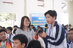 Học sinh tham gia Trường hè Toán học trao đổi với giáo viên tại lễ khai mạc. (Ảnh: TT)