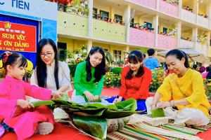 Cô trò Trường Tiểu học Phước Tiến (phường Nha Trang, Khánh Hòa) trong trang phục áo bà ba gói bánh chưng.