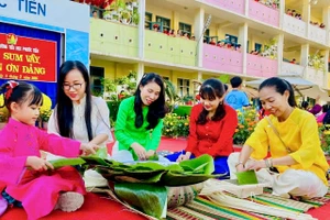 Cô trò Trường Tiểu học Phước Tiến (phường Nha Trang, Khánh Hòa) trong trang phục áo bà ba gói bánh chưng.