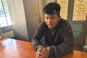 Nguyễn Hùng Huynh sát hại bạn gái 19 tuổi rồi đến Công an đầu thú. (Ảnh: SĐ)