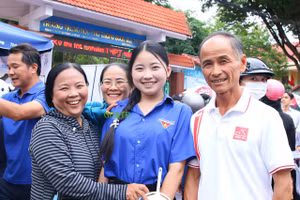 Nụ cười rạng rỡ của Ngọc Anh bên ông bà và mẹ sau khi khép lại Kỳ thi quan trọng của tuổi học trò. (Ảnh: Thế Hùng)