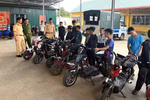 Hàng chục xe đạp điện đã "độ chế" được CSGT Đắk Lắk tuyên truyền, hướng dẫn trả về nguyên hiện trạng. (Ảnh: TT)