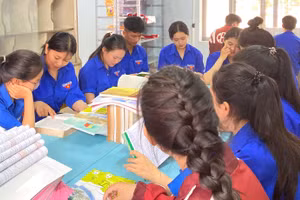 Học sinh đọc sách tại Thư viện Trường THPT Cao Bá Quát, Đắk Lắk. (Ảnh: Thành Tâm)