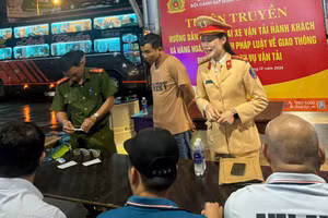 Lực lượng CSGT tại Đắk Lắk tăng cường công tác tuyên truyền thực hiện Nghị định 168. (Ảnh: CA)