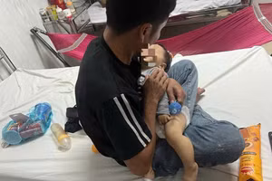 Anh N. đang chăm sóc con gái 9 tháng tuổi tại Bệnh viện. (Ảnh: TT)