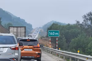 Ùn ứ giao thông trên cao tốc Cam Lộ - La Sơn. (Ảnh: TT)