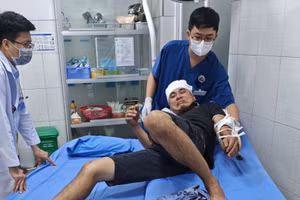 Ông Mỹ bị đánh trọng thương được đưa đi cấp cứu. (Ảnh: CA)