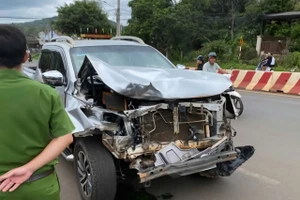 Xe bán tải do Lực điều khiển bị người dân giữ lại bàn giao công an. (Ảnh: CA).