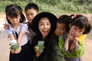 Hoa hậu Thùy Tiên tham gia quảng cáo kẹo Kera với các em nhỏ. (Ảnh trang cá nhân)