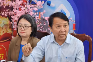 Ông Nguyễn Đăng Giáp - Giám đốc Bệnh viện đa khoa vùng Tây Nguyên trả lời các cơ quan báo chí. (Ảnh: Thành Tâm)