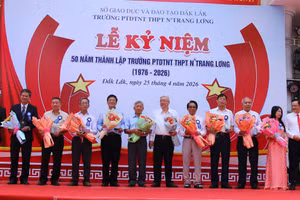 Tri ân thế hệ lãnh đạo nhà trường qua các thời kỳ tại buổi lễ. (Ảnh: Thế Hùng)