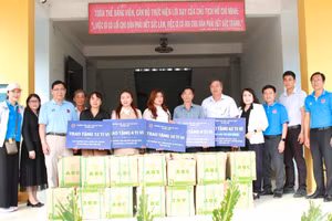 Trường Hoàng Việt Trao tặng tivi, vở cho các trường học thuộc xã Phú Hòa 2. (Ảnh: TT)