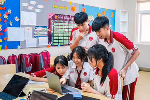 Học sinh Trường Tiểu học, THCS và THPT Hoàng Việt trong giờ học nhóm. (Ảnh: TT)