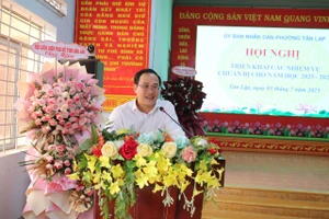 Ông Trần Đức Nhật - Chủ tịch UBND phường Tân Lập, tỉnh Đắk Lắk trao đổi với cán bộ, giáo viên. (Ảnh: HG)