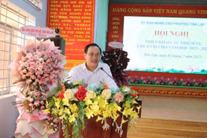 Ông Trần Đức Nhật - Chủ tịch UBND phường Tân Lập, tỉnh Đắk Lắk trao đổi với cán bộ, giáo viên. (Ảnh: HG)