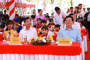 Phó Thủ tướng Mai Văn Chính, Chủ tịch UBND tỉnh Đắk Lắk Tạ Anh Tuấn cùng học sinh xã Ia R'vê, Đắk Lắk. (Ảnh: TT)