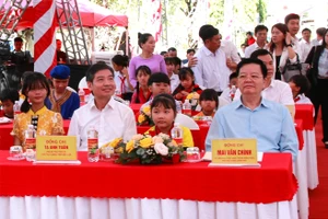 Phó Thủ tướng Mai Văn Chính, Chủ tịch UBND tỉnh Đắk Lắk Tạ Anh Tuấn cùng học sinh xã Ia R'vê, Đắk Lắk. (Ảnh: TT)