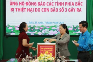 Lãnh đạo Sở GD&ĐT, lãnh đạo Công đoàn ngành ủng hộ. (Ảnh: Thành Tâm) 