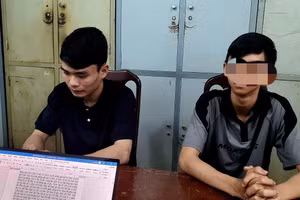 2 nam thanh niên dùng dao, kéo đâm người khác bị bắt giữ tại Công an Đắk Lắk. (Ảnh: SĐ)