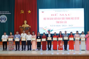 Ban tổ chức trao giải Nhất cho các thí sinh. (Ảnh: TT)