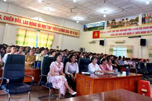 Giáo viên dự Hội nghị tại điểm cầu xã Ea Wer, tỉnh Đắk Lắk. (Ảnh: HQ)