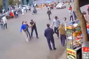 Một thanh niên cầm tay kéo 2 người phụ nữ vào quán cơm dù họ không muốn. (Ảnh cắt từ clip)