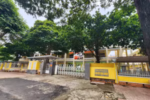 Sắp hết thời hạn, nhưng Trường Tiểu học Nguyễn Bỉnh Khiêm vẫn chưa được chuyển đổi loại hình theo quy định của Bộ GD&ĐT. (Ảnh: TT)