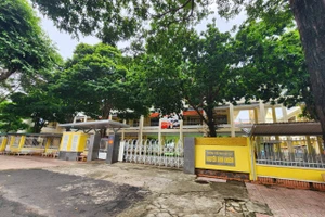 Sắp hết thời hạn, nhưng Trường Tiểu học Nguyễn Bỉnh Khiêm vẫn chưa được chuyển đổi loại hình theo quy định của Bộ GD&ĐT. (Ảnh: TT)