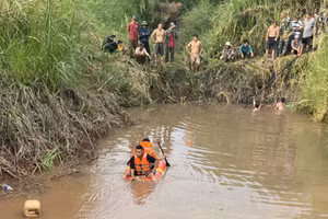 Lực lượng chức năng và người dân trục vớt 2 em nhỏ bị đuối nước. (Ảnh: CTV)