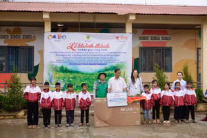 Học sinh Trường Tiểu học Nguyễn Bá Ngọc nhận áo khoác, tivi mới phục vụ cho việc học tập. (Ảnh: TT)