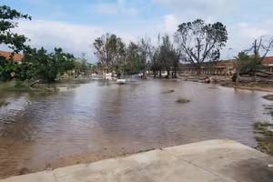 Sân Trường THCS Bùi Thị Xuân, xã Xuân Lộc chiều 26/11. (Ảnh: TT)