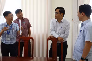 Đại diện Bộ GD&ĐT kiểm tra công tác số hóa tại Trường Đại học Tây Nguyên. (Ảnh: TN)