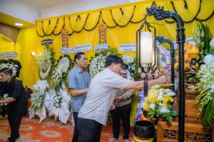 Phó Chủ tịch UBND tỉnh Đắk Lắk Nguyễn Thiên Văn đến viếng ông Lê Phước Toàn và chia buồn cùng gia đình. (Ảnh: TT)