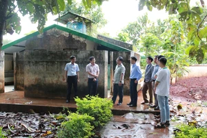 Khảo sát khu vệ sinh Trường Tiểu học Lê Đình Chinh, xã Ea Vy, Đắk Lắk. (Ảnh: TT)