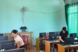 Giáo viên Trường Tiểu học Trần Quốc Toản (xã Ea Bung) kiểm tra thiết bị phòng Tin học chuẩn bị cho năm học mới. (Ảnh: NA)