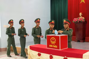 Các chiến sĩ thuộc Bộ Chỉ huy Quân sự tỉnh Đắk Lắk lần đầu thực hiện nghĩa vụ công dân qua lá phiếu. (Ảnh: TH)