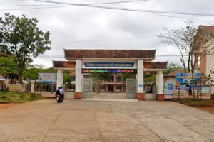 Lãnh đạo Trường THPT Đắk Song mong cơ quan chức năng làm rõ vụ việc để ổn định dạy học.